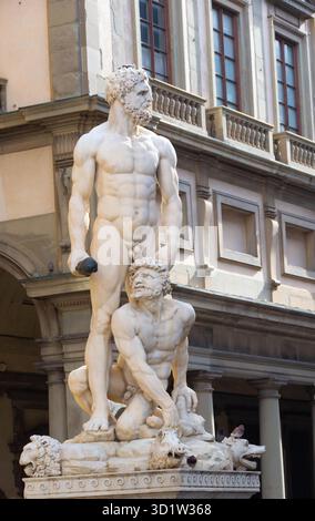 Marmorstatue Herkules und Kakus von Baccio Bandinelli, die den mythologischen Kampf zwischen Helden und Riesen darstellt, befindet sich auf der Piazza della Signoria in Flore Stockfoto