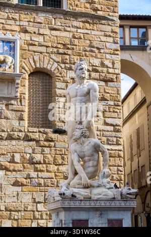Marmorstatue Herkules und Kakus von Baccio Bandinelli, die den mythologischen Kampf zwischen Helden und Riesen darstellt, befindet sich auf der Piazza della Signoria in Flore Stockfoto