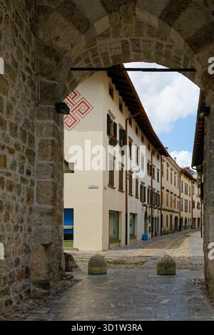 Steinbogen mit Blick auf die historische Straße in Tolmezzo, Friaul-Julisch Venetien, Italien Stockfoto