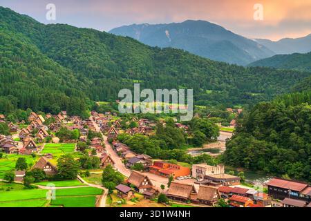 Shirakawa, Japan at twilight in the summer season. Stockfoto