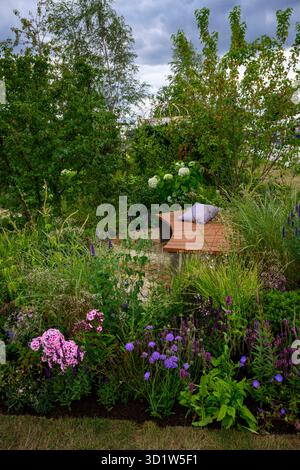 Greenfingers Charity Together Garden (Gartenbautherapie, beruhigende weiche Farben) - RHS Flower Show Wentworth Woodhouse 2025, Yorkshire, England, Vereinigtes Königreich. Stockfoto