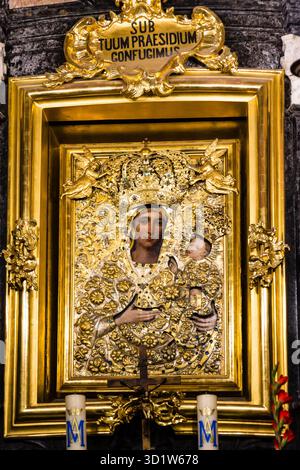 Ikone der Jungfrau Maria, Basilika der Heiligen Maria - Kirche der Himmelfahrt der Heiligen Jungfrau Maria - im gotischen Stil, Krakau, Polen, Stockfoto