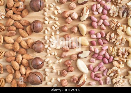 Viele verschiedene Nüsse. Sortiment gesunde Snacks. Mediterrane Ernährung Stockfoto