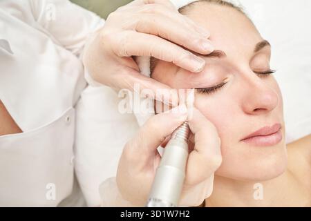 Dauerhaftes Make-up. Schönheitskurprozedur. Junge Frau. Gesichtstattoo Stockfoto