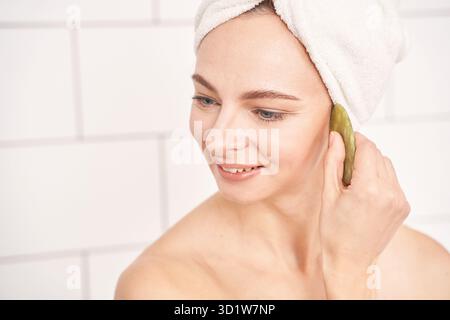 Eine junge Frau, die die Morgenroutine macht. Die Geburtsbehandlung im Bad. Gesundheitswesen Stockfoto