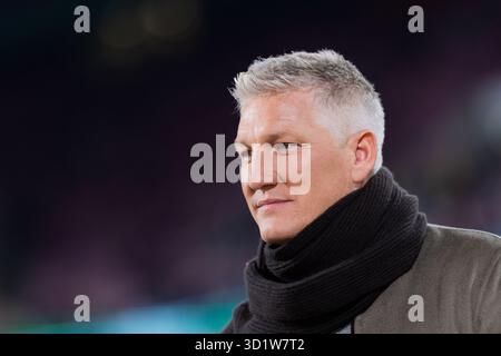 Köln, Deutschland. Oktober 2025. Fußball: DFB Cup, 1. FC Köln - Bayern München, 2. Runde, RheinEnergieStadion. TV-Experte Bastian Schweinsteiger vor dem Spiel. Hinweis: Rolf Vennenbernd/dpa - WICHTIGER HINWEIS: Gemäß den Vorschriften der DFL Deutschen Fußball-Liga und des DFB Deutschen Fußball-Bundes ist es verboten, im Stadion und/oder des Spiels aufgenommene Fotografien in Form von sequenziellen Bildern und/oder videoähnlichen Fotoserien zu verwenden oder zu nutzen./dpa/Alamy Live News Stockfoto