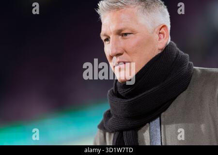 Köln, Deutschland. Oktober 2025. Fußball: DFB Cup, 1. FC Köln - Bayern München, 2. Runde, RheinEnergieStadion. TV-Experte Bastian Schweinsteiger vor dem Spiel. Hinweis: Rolf Vennenbernd/dpa - WICHTIGER HINWEIS: Gemäß den Vorschriften der DFL Deutschen Fußball-Liga und des DFB Deutschen Fußball-Bundes ist es verboten, im Stadion und/oder des Spiels aufgenommene Fotografien in Form von sequenziellen Bildern und/oder videoähnlichen Fotoserien zu verwenden oder zu nutzen./dpa/Alamy Live News Stockfoto