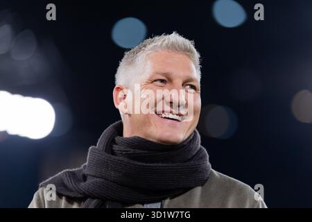 Köln, Deutschland. Oktober 2025. Fußball: DFB Cup, 1. FC Köln - Bayern München, 2. Runde, RheinEnergieStadion. TV-Experte Bastian Schweinsteiger vor dem Spiel. Hinweis: Rolf Vennenbernd/dpa - WICHTIGER HINWEIS: Gemäß den Vorschriften der DFL Deutschen Fußball-Liga und des DFB Deutschen Fußball-Bundes ist es verboten, im Stadion und/oder des Spiels aufgenommene Fotografien in Form von sequenziellen Bildern und/oder videoähnlichen Fotoserien zu verwenden oder zu nutzen./dpa/Alamy Live News Stockfoto
