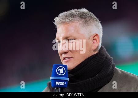 Köln, Deutschland. Oktober 2025. Fußball: DFB Cup, 1. FC Köln - Bayern München, 2. Runde, RheinEnergieStadion. TV-Experte Bastian Schweinsteiger vor dem Spiel. Hinweis: Rolf Vennenbernd/dpa - WICHTIGER HINWEIS: Gemäß den Vorschriften der DFL Deutschen Fußball-Liga und des DFB Deutschen Fußball-Bundes ist es verboten, im Stadion und/oder des Spiels aufgenommene Fotografien in Form von sequenziellen Bildern und/oder videoähnlichen Fotoserien zu verwenden oder zu nutzen./dpa/Alamy Live News Stockfoto