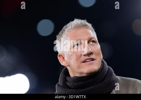 Köln, Deutschland. Oktober 2025. Fußball: DFB Cup, 1. FC Köln - Bayern München, 2. Runde, RheinEnergieStadion. TV-Experte Bastian Schweinsteiger vor dem Spiel. Hinweis: Rolf Vennenbernd/dpa - WICHTIGER HINWEIS: Gemäß den Vorschriften der DFL Deutschen Fußball-Liga und des DFB Deutschen Fußball-Bundes ist es verboten, im Stadion und/oder des Spiels aufgenommene Fotografien in Form von sequenziellen Bildern und/oder videoähnlichen Fotoserien zu verwenden oder zu nutzen./dpa/Alamy Live News Stockfoto