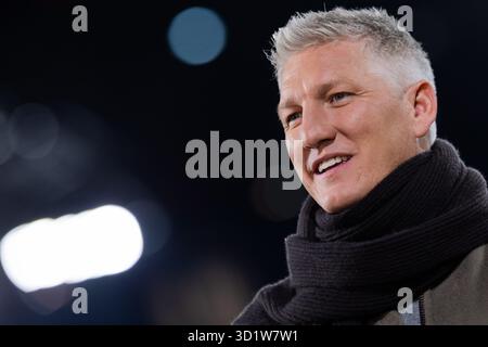 Köln, Deutschland. Oktober 2025. Fußball: DFB Cup, 1. FC Köln - Bayern München, 2. Runde, RheinEnergieStadion. TV-Experte Bastian Schweinsteiger vor dem Spiel. Hinweis: Rolf Vennenbernd/dpa - WICHTIGER HINWEIS: Gemäß den Vorschriften der DFL Deutschen Fußball-Liga und des DFB Deutschen Fußball-Bundes ist es verboten, im Stadion und/oder des Spiels aufgenommene Fotografien in Form von sequenziellen Bildern und/oder videoähnlichen Fotoserien zu verwenden oder zu nutzen./dpa/Alamy Live News Stockfoto