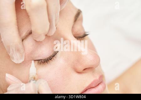 Dauerhaftes Make-up. Schönheitskurprozedur. Junge Frau. Gesichtstattoo Stockfoto