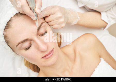 Dauerhaftes Make-up. Schönheitskurprozedur. Junge Frau. Gesichtstattoo Stockfoto