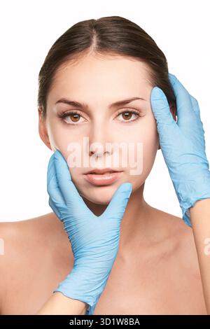 Arzt Hände in schützenden medizinischen Handschuhen. Derma-Test. Vorgang vorbereiten Stockfoto