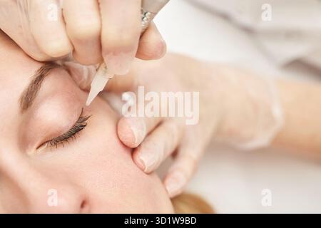 Dauerhaftes Make-up. Schönheitskurprozedur. Junge Frau. Gesichtstattoo Stockfoto