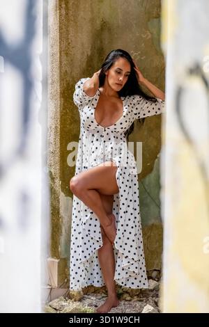 Ein herrliches lateinisches Modell steht in einem verlassenen Pueblo in der mexikanischen Provinz Yucatan Stockfoto