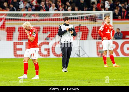 MAINZ, DEUTSCHLAND - 29. OKTOBER: Benedict Hollerbach (1. FSV Mainz 05, 17) und Nelson Weiper (1. FSV Mainz 05, 44) und Teamkollegen sehen nach der Niederlage des Teams nach dem DFB-Pokal-Spiel zwischen DFB-Pokal 1 niedergeschlagen aus. FSV Mainz 05 gegen VfB Stuttgart in der MEWA Arena am 2. Spieltag des DFB-Pokals am 29. Oktober 2025 in Mainz. DFL-VORSCHRIFTEN VERBIETEN DIE VERWENDUNG VON FOTOS ALS BILDSEQUENZEN UND/ODER QUASI-VIDEO. Stockfoto