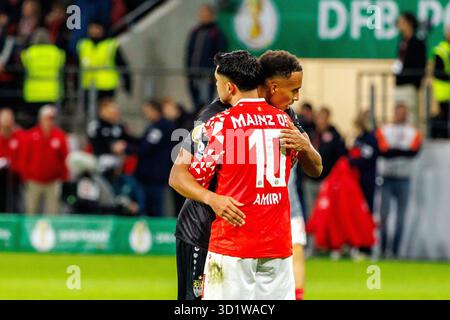 MAINZ, DEUTSCHLAND - 29. OKTOBER: Jamie Leweling (VfB Stuttgart, 18) und Nadiem Amiri (1. FSV Mainz 05, 10) umarmen sich nach dem DFB-Pokal-Spiel: 1. FSV Mainz 05 gegen VfB Stuttgart in der MEWA Arena am 2. Spieltag des DFB-Pokals am 29. Oktober 2025 in Mainz. DFL-VORSCHRIFTEN VERBIETEN DIE VERWENDUNG VON FOTOS ALS BILDSEQUENZEN UND/ODER QUASI-VIDEO. Stockfoto