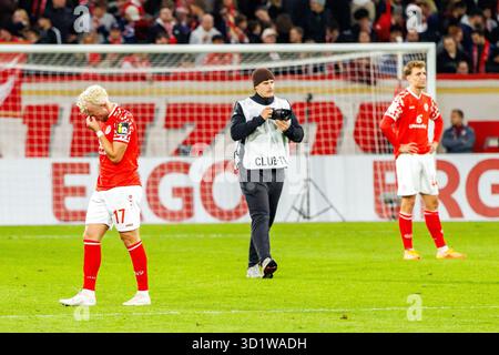 MAINZ, DEUTSCHLAND - 29. OKTOBER: Benedict Hollerbach (1. FSV Mainz 05, 17) und Nelson Weiper (1. FSV Mainz 05, 44) und Teamkollegen sehen nach der Niederlage des Teams nach dem DFB-Pokal-Spiel zwischen DFB-Pokal 1 niedergeschlagen aus. FSV Mainz 05 gegen VfB Stuttgart in der MEWA Arena am 2. Spieltag des DFB-Pokals am 29. Oktober 2025 in Mainz. DFL-VORSCHRIFTEN VERBIETEN DIE VERWENDUNG VON FOTOS ALS BILDSEQUENZEN UND/ODER QUASI-VIDEO. Stockfoto