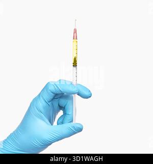 Person in blauer Handschuh halten Impfstoffflasche Spritze. Konzept der Injektionsapotheke Stockfoto