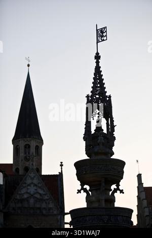 Kirchturm der Martinikirche und Altstadtmarktbrunnen im Hintergrund, Braunschweig, Deutschland Stockfoto