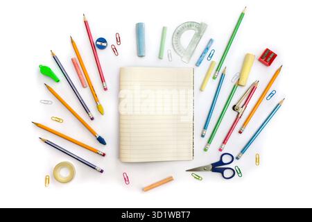 Zurück zur Schule. Schulbedarf (Copybook, Bleistifte, Spitzer, Clips, Kompass, Winkelmesser, Scotch Tape, Schere ) auf weißem Hintergrund mit Leerzeichen f Stockfoto
