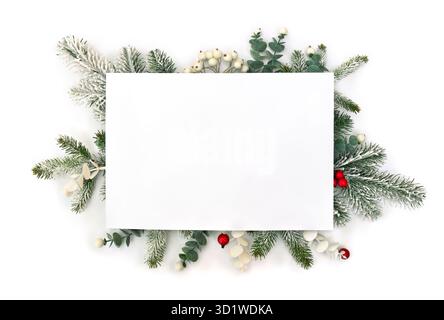 Weihnachtsdekoration. Zweig-Weihnachtsbaum, Beeren-Mistel, rote Beeren mit weißer Papierkarte Notiz mit Platz für Text auf weißem Hintergrund Stockfoto