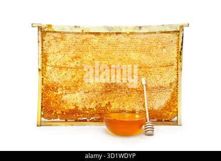 Honig in einer Glasschale, hölzerner Honiglöffel und Waben mit Honig auf weißem Hintergrund Stockfoto