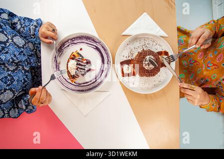 Weibchen beim Brunch Desserts Eis Waffeln und Pfannkuchen. Stockfoto