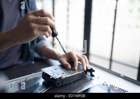 IT-Ingenieur Installation Hardware Ausrüstung Entwicklung Facility Engineer Wartung Computer Motherboard elektronische Reparaturwerkstatt Technologiegeschäft. Stockfoto