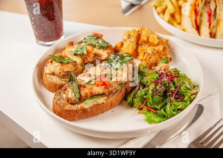 Bruschetta wird in einem Restaurant Café mit Salatkartoffel serviert. Stockfoto
