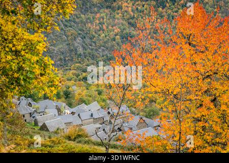 Typische Hütten, Bausen, Aran-Tal, Pyrenäen-Gebirge, Spanien, Europa Stockfoto