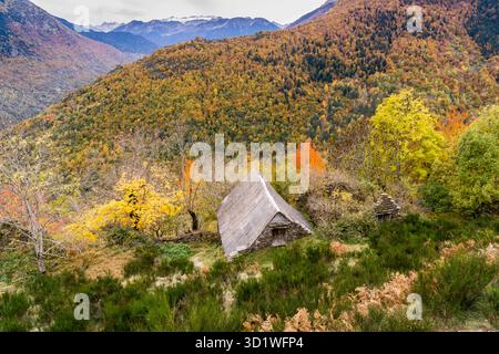 Typische Hütten, Bausen, Aran-Tal, Pyrenäen-Gebirge, Spanien, Europa Stockfoto