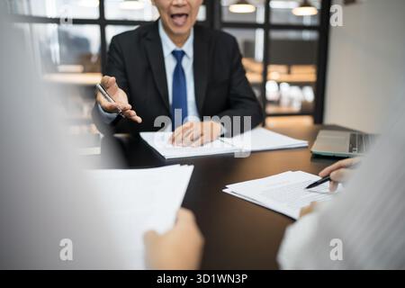 Rechtsberater präsentiert auf dem Client einen unterzeichneten Vertrag mit Hammer und rechtlichen Gesetz. Justiz und Rechtsanwalt Konzept Stockfoto