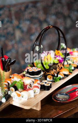 Japanische Sushi-Platte mit verschiedenen Rolls und Nigiri Stockfoto