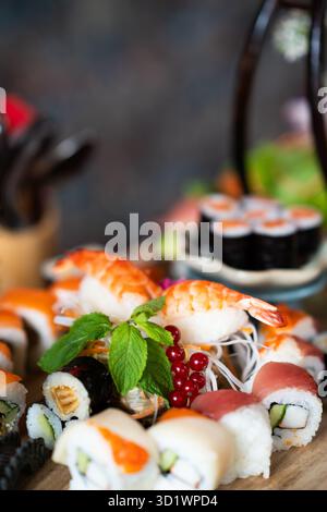 Verschiedene Sushi-Platten mit Shrimps Nigiri Stockfoto