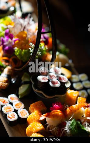 Farbenfrohe Sushi-Platte mit frischen Garnelen Stockfoto