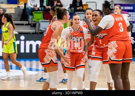 Prag, Tschechische Republik. Oktober 2025. Tango Bourges Basket Players feiert nach dem Gewinn des USK Praha gegen Tango Bourges Basket Matches der Gruppe A 4. Runde FIBA European Women's Basketball Cup, 29. Oktober 2025, Prag, Tschechische Republik. Quelle: VIT Simanek/CTK Photo/Alamy Live News Stockfoto