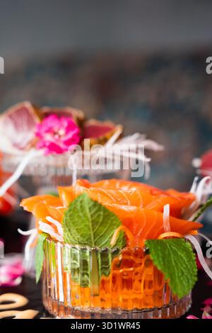 Verschiedene Sushi-Platten mit Rolls und Nigiri Stockfoto