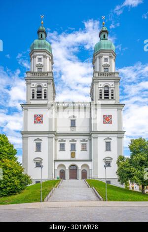 Die Basilika St. Lorenz, ein atemberaubendes barockes Gebäude in Kempten, Bayern, zeigt ihre Pracht mit kunstvollen Türmen und lebendigen Designs vor einem hellblauen Himmel. Stockfoto