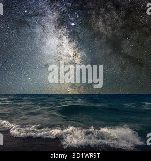Milchstraße über dem Meer Stockfoto