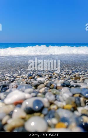 Breaking Wave of Blue Ocean auf Kiesstrand Sommer Hintergrund Stockfoto