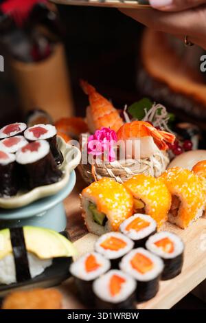 Verschiedene Sushi-Platten mit Rolls und Nigiri Stockfoto