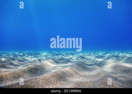 Unterwasser Blauer Ozean, Sandy Meeresboden Unterwasser Hintergrund Stockfoto