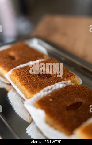 Basbousa mit Blick auf Mandel von oben – traditionelles süßes Nahost Stockfoto