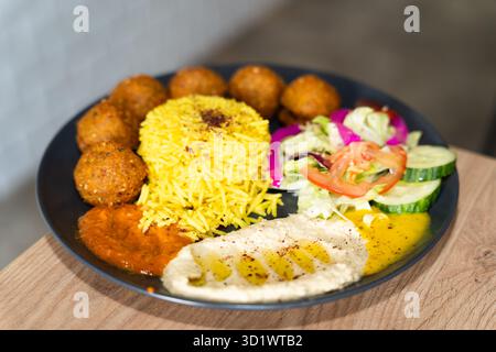 Falafel-Platte mit gelbem Reis und Hummus Stockfoto
