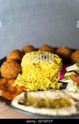 Falafel-Platte mit gelbem Reis und Hummus Stockfoto