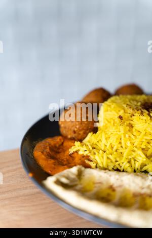 Falafel-Platte mit gelbem Reis und Hummus Stockfoto