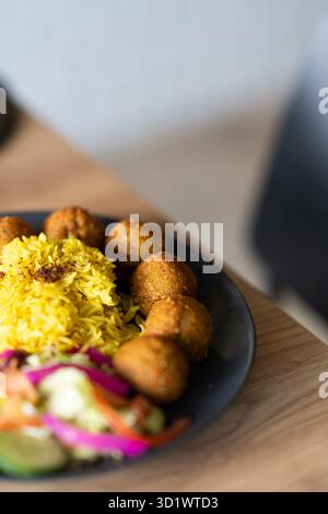 Falafel-Platte mit gelbem Reis und Hummus Stockfoto