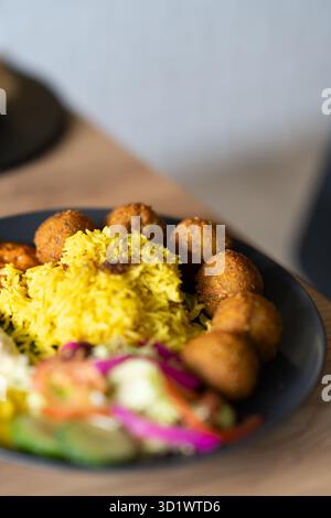 Falafel-Platte mit gelbem Reis und Hummus Stockfoto